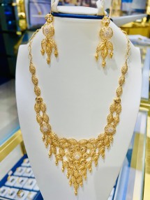 Necklace set (Pre-Owned)